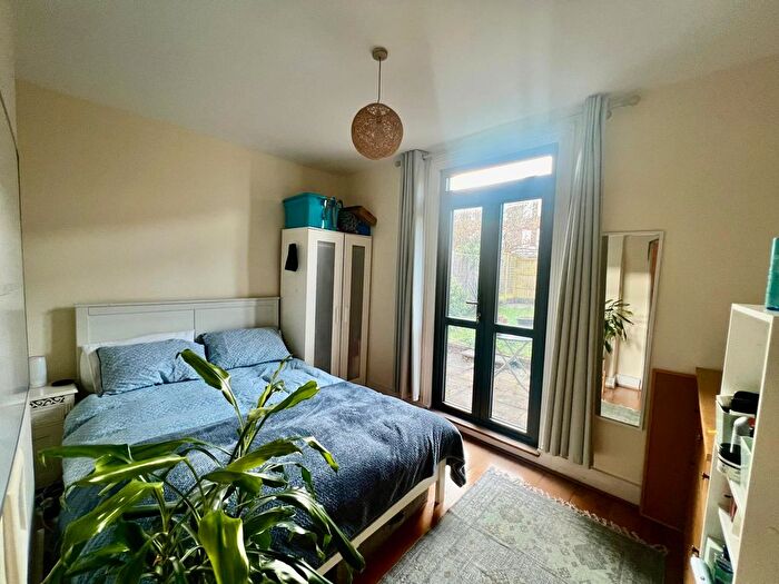 2 Bedroom Flat To Rent In Mantilla Road, London, SW17