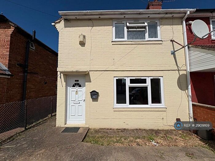 3 Bedroom Semi-Detached House To Rent In Surrey Avenue, Slough, SL2