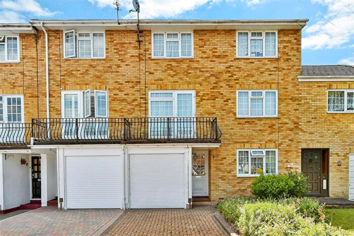 3 Bedroom Town House For Sale In Macklands Way, Rainham, Kent, ME8