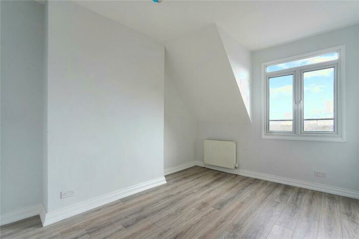 Apartment To Rent In Mount View Road, London, N4