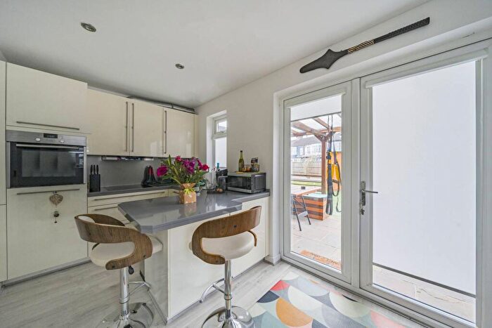 2 Bedroom Flat To Rent In St James Road, Tooting, Mitcham, CR4