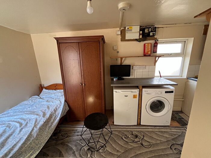 Studio To Rent In Townsend Road, Southall, UB1