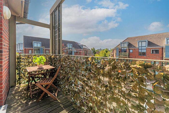 2 Bedroom Flat For Sale In Lanark Court, Dairy Close, Enfield, EN3