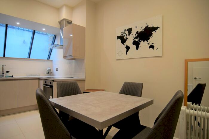 2 Bedroom Mews To Rent In Stoke Newington High Street, London, N16