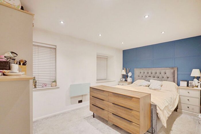 1 Bedroom Flat For Sale In Woodcotes, Southend-On-Sea, SS3