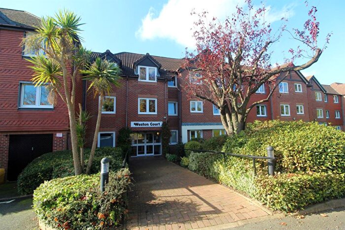 2 Bedroom Property To Rent In Farnham Close, London, N20