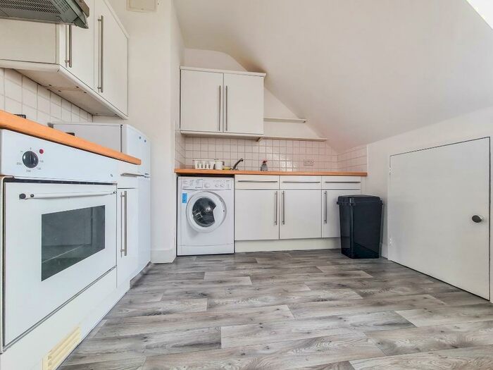 2 Bedroom Flat To Rent In Sunny Gardens Road, Hendon, London, NW4