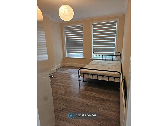 3 Bedroom Flat To Rent In Trafalgar Road, London, SE10