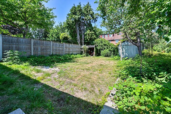 4 Bedroom Flat To Rent In The Fairway, Acton, London, W3