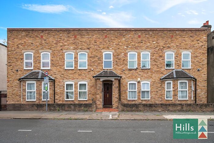 1 Bedroom Flat To Rent In Leathwell Road, London, SE8