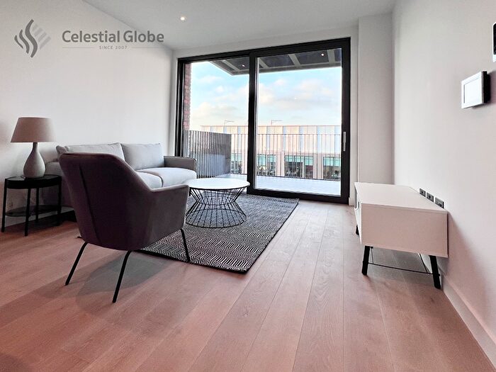 2 Bedroom Apartment To Rent In Viaduct Gardens, London, SW11