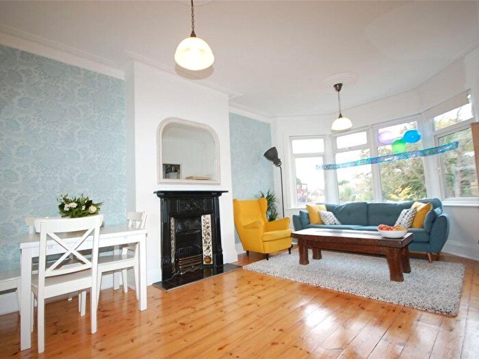 2 Bedroom Flat To Rent In Dukes Avenue, N3