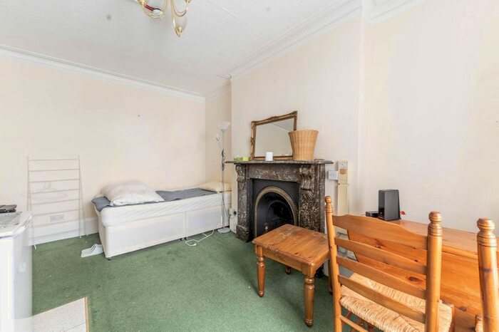 Studio To Rent In De Vere Gardens, High Street Kensington, London, W8