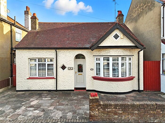 2 Bedroom Bungalow For Sale In Central Avenue, Southend-On-Sea, Essex, SS2