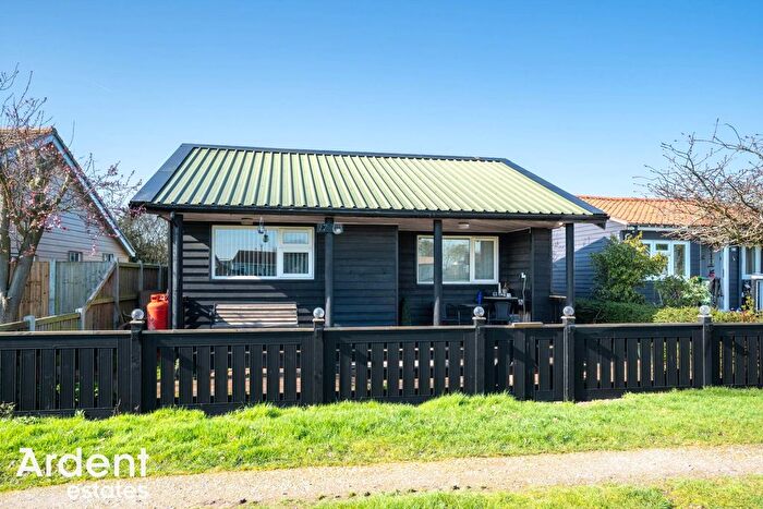 2 Bedroom Mobile/park Home For Sale In Barrow Marsh, Heybridge, CM9