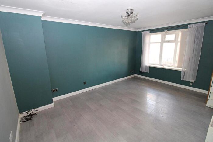 2 Bedroom Semi-Detached House For Sale In James Niven Court, Hull, HU9