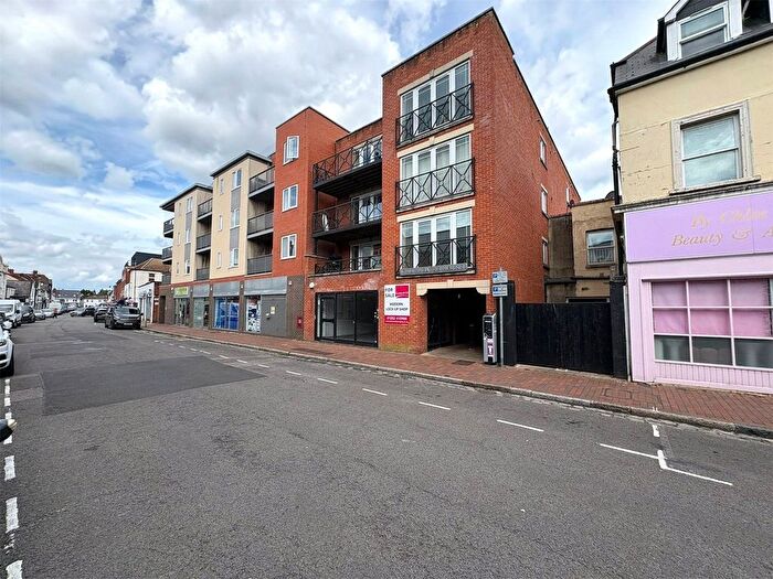 1 Bedroom Flat To Rent In Camp Road, Farnborough, Hampshire, GU14