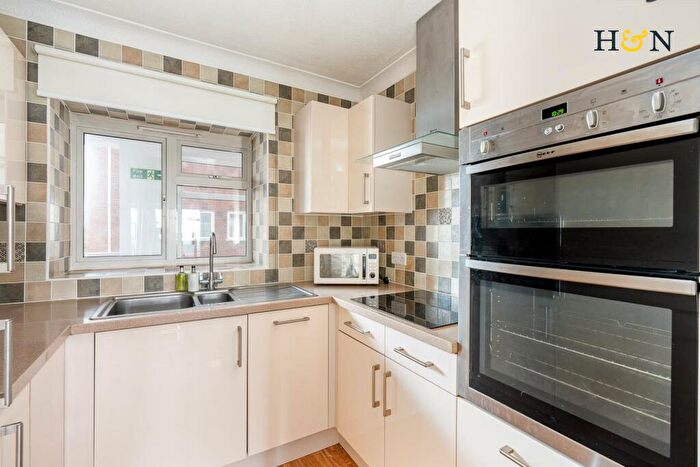 1 Bedroom Flat For Sale In Langdale Court, Kingsway, Hove, BN3