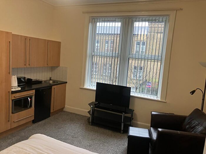 Studio To Rent In Wheathouse Road, Huddersfield, West Yorkshire, HD2