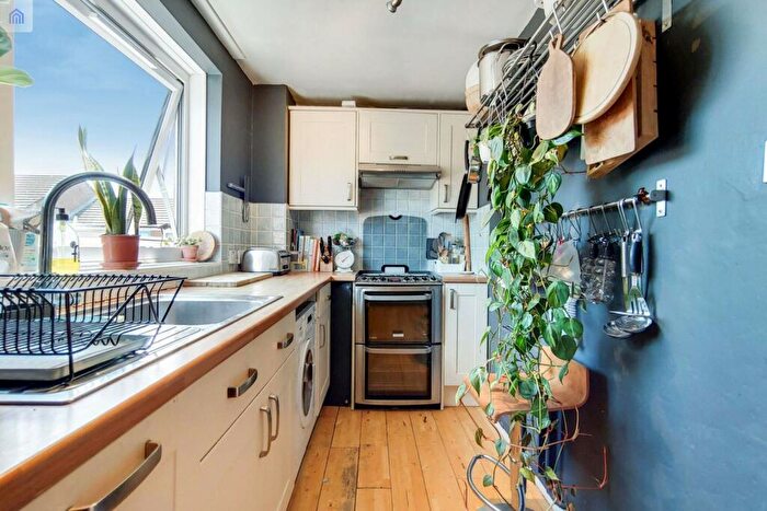 2 Bedroom Flat To Rent In Pasley Close, Elephant And Castle, London, SE17