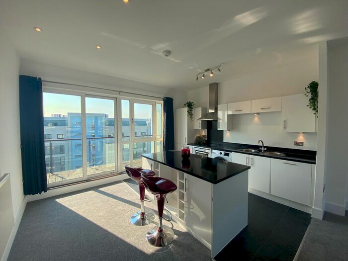 3 Bedroom Flat To Rent In Maritime Walk, Ocean Village, Southampton, SO14