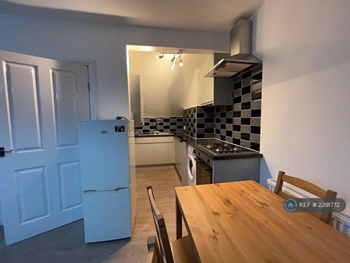 1 Bedroom Flat To Rent In Oakwood Avenue, Leeds, LS8