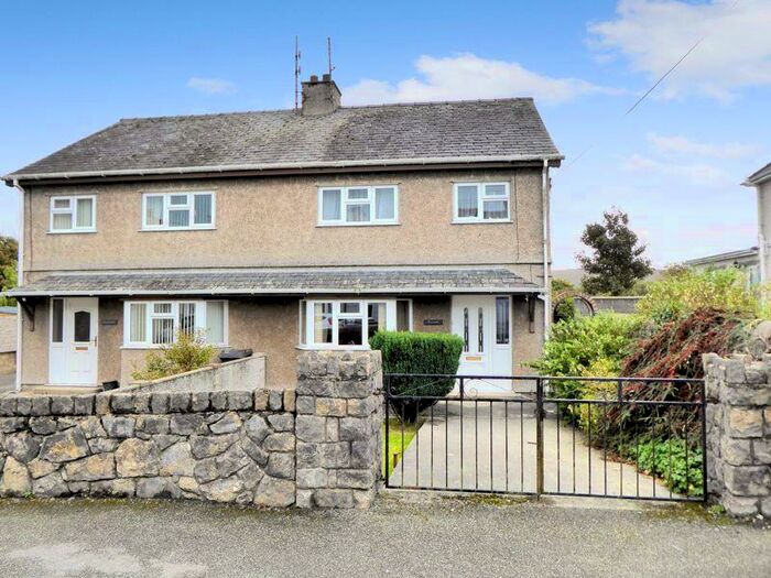3 Bedroom Semi-Detached House For Sale In Amlwch, LL68