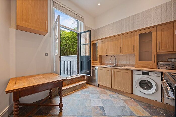 3 Bedroom Flat To Rent In Branch Hill, London, NW3