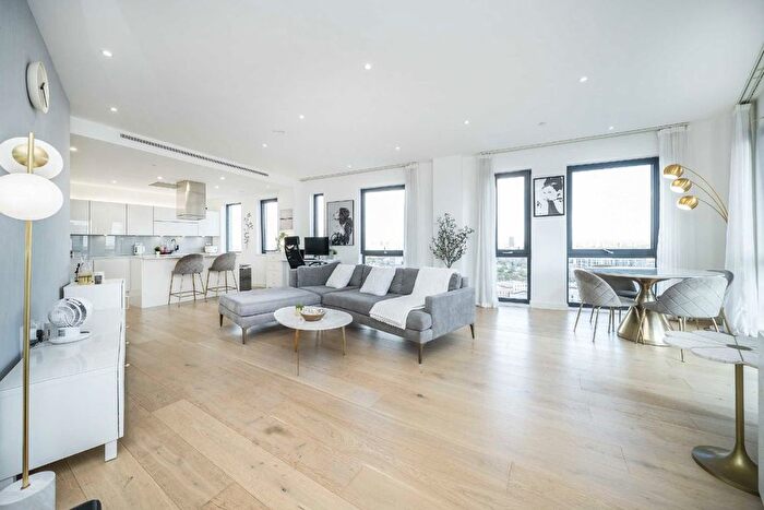 2 Bedroom Flat To Rent In Williamsburg Plaza, Canary Wharf, E14