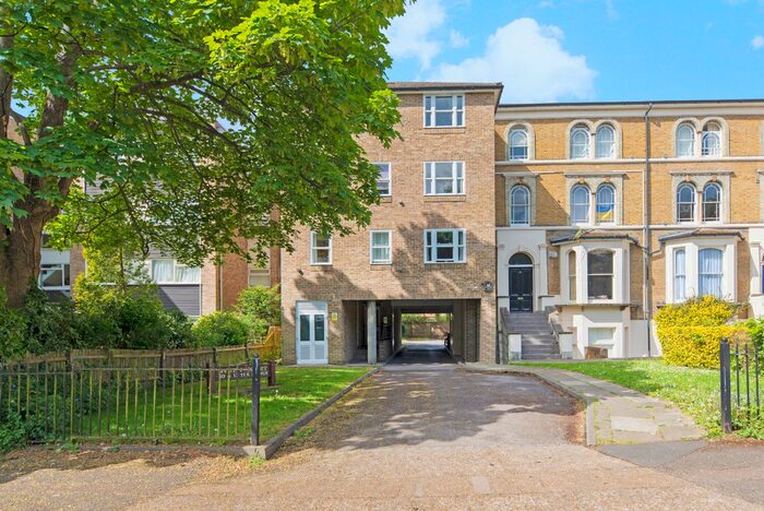 2 Bedroom Flat To Rent In Wren Court, The Avenue, Surbiton, KT5