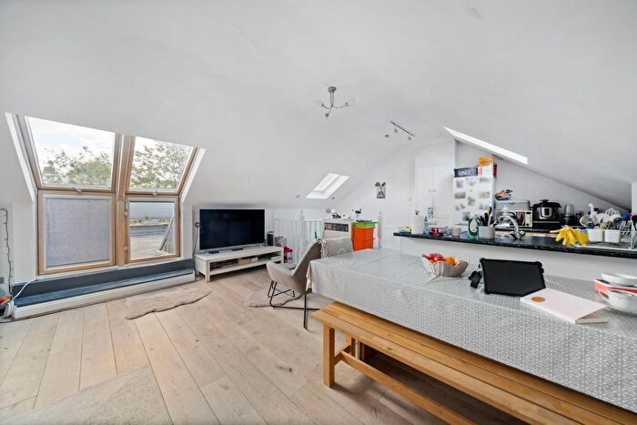 2 Bedroom Flat For Sale In Ramsay Road, Acton, London, W3