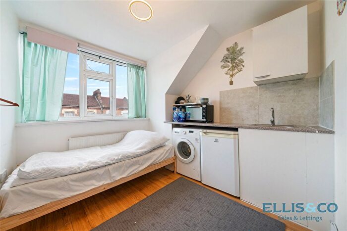 Studio To Rent In West Green Road, London, N15