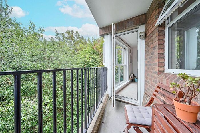 1 Bedroom Flat For Sale In Garrick Close, Hanger Hill, London, W5