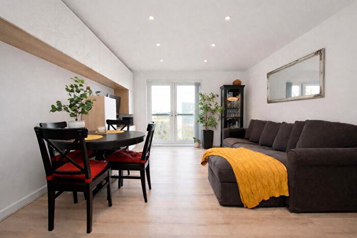 1 Bedroom Flat For Sale In Mills Court, Todd Close, Borehamwood, WD6