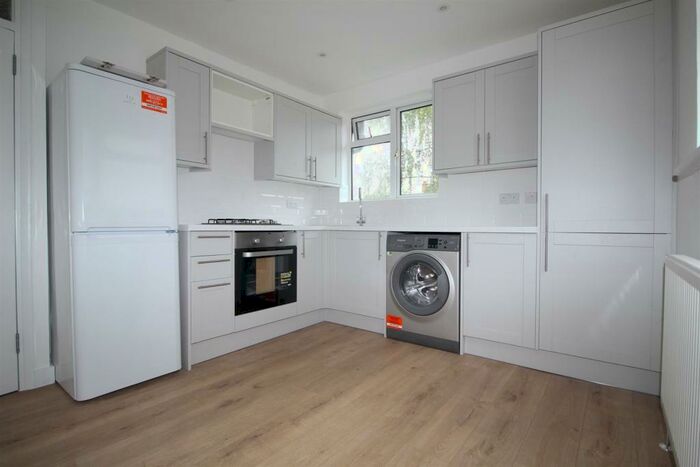 2 Bedroom Maisonette To Rent In Deepdene Court, London, N21