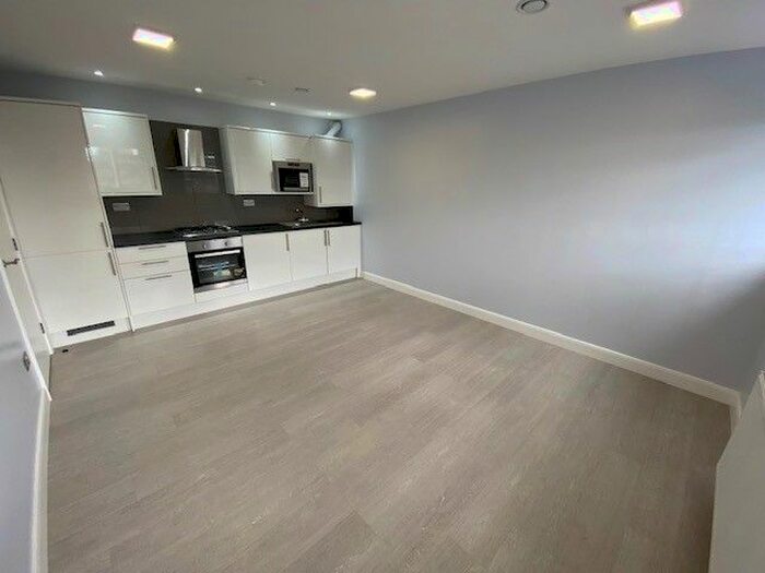 2 Bedroom Flat To Rent In Avington Court, Old Kent Road, Bermondsy, London, SE1