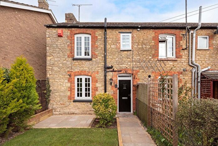 2 Bedroom Cottage To Rent In West Street, Olney, Buckinghamshire, MK46