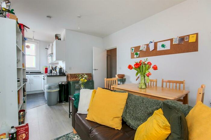 3 Bedroom Apartment To Rent In Aldermans Hill, N13