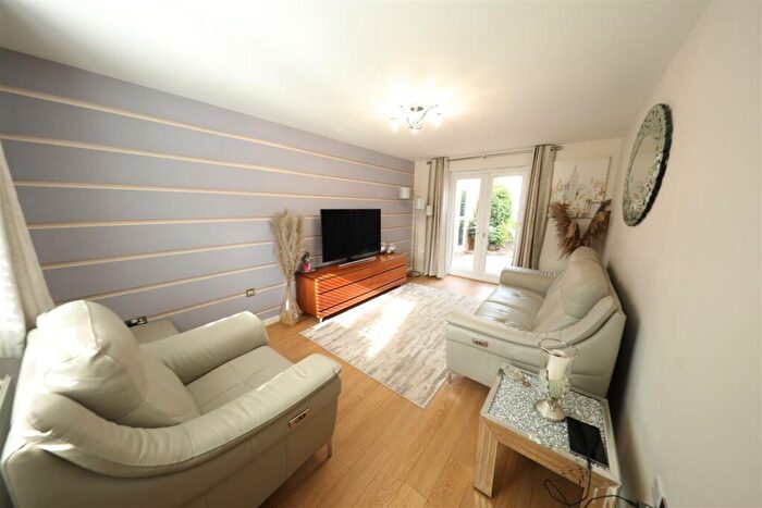 3 Bedroom Semi-Detached House For Sale In Woodheys Park, Kingswood, Hull, HU7