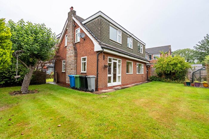 4 Bedroom Detached House For Sale In Wythenshawe Road, Sale, Greater Manchester, M33