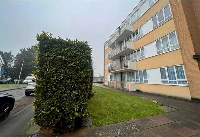 2 Bedroom Flat To Rent In Slough, Berkshire, SL0