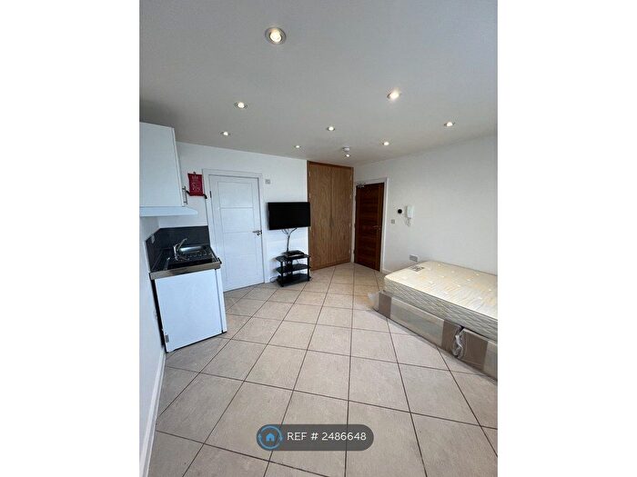 Studio To Rent In Fairholme Gardens, London, N3