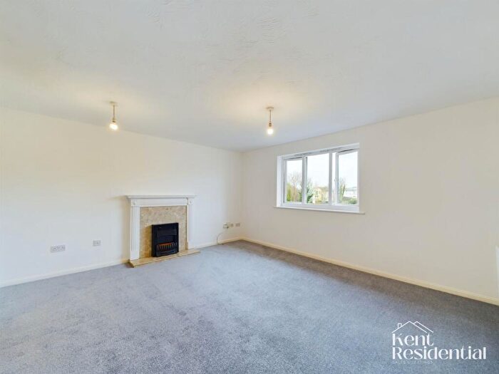 2 Bedroom Apartment For Sale In Lindisfarne Gardens, Maidstone, ME16