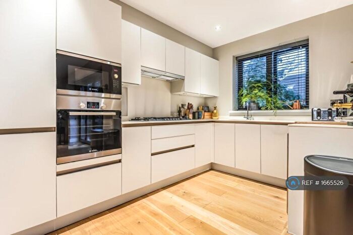 2 Bedroom Flat To Rent In Bickley Park Road, Bickley, BR1
