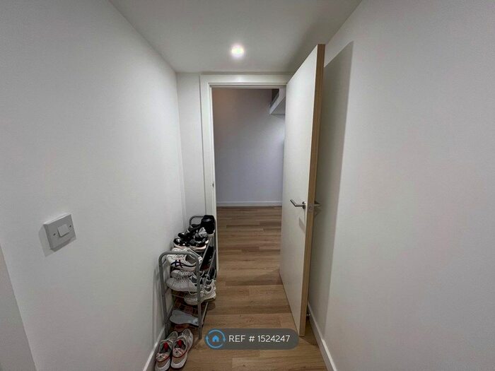 2 Bedroom Flat To Rent In Metro Court, West Bromwich, B70