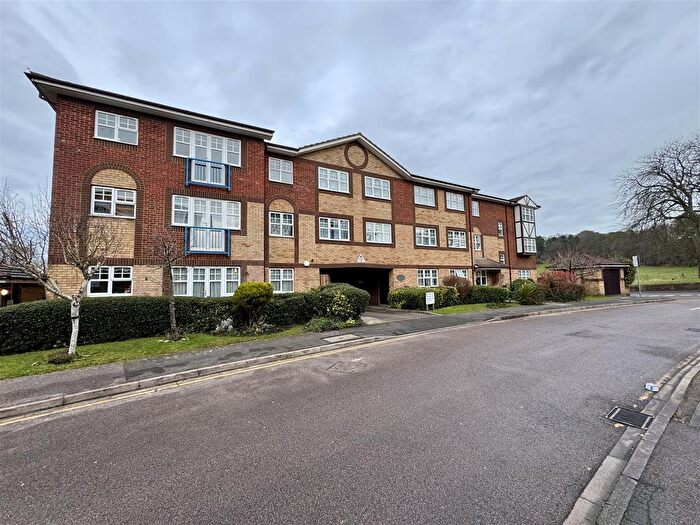 2 Bedroom Flat To Rent In Marquis Court, Earls Meade, Luton, LU2