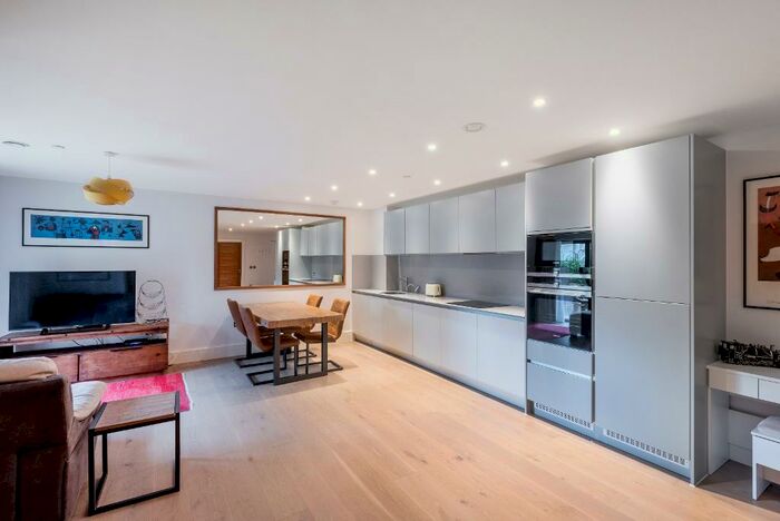 2 Bedroom Flat To Rent In Bishops Road, London, N6