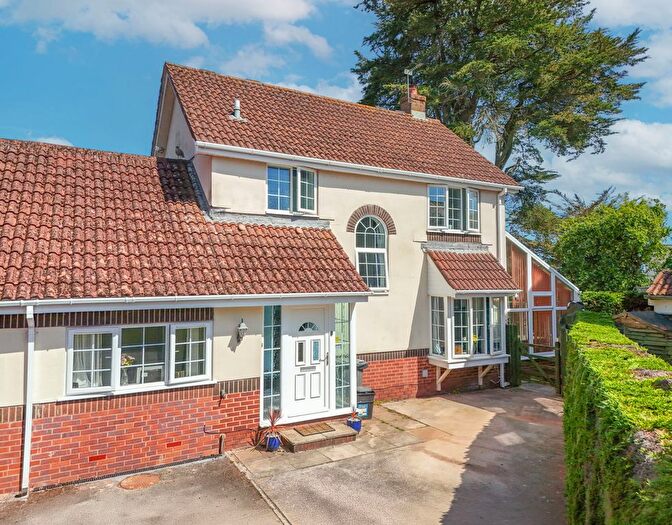 4 Bedroom Link Detached House For Sale In Washington Close, Preston, Paignton, TQ3
