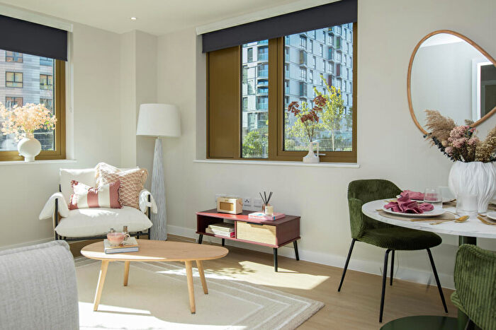 2 Bedroom Apartment To Rent In Emporium House East, Alloway Courtyard, Weldale Street, Reading, RG1