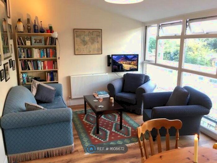 3 Bedroom Maisonette To Rent In Hardel Walk, London, SW2